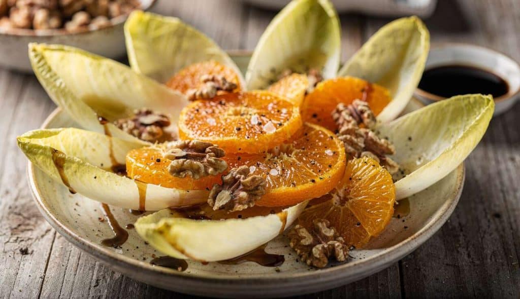 Salade d'hiver aux endives et oranges : recette facile et savoureuse