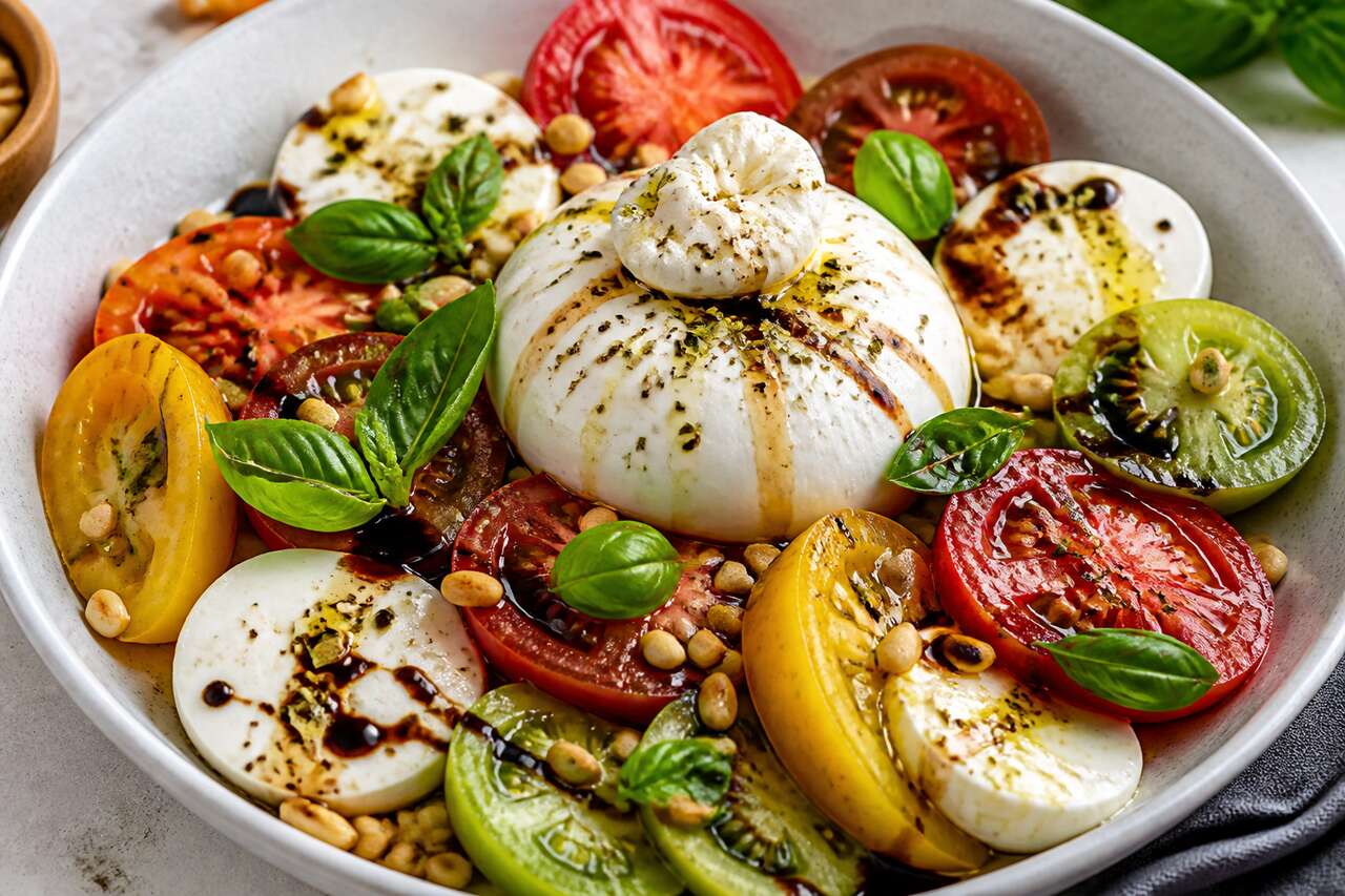 Salade de tomate, mozzarella et burrata : recette savoureuse