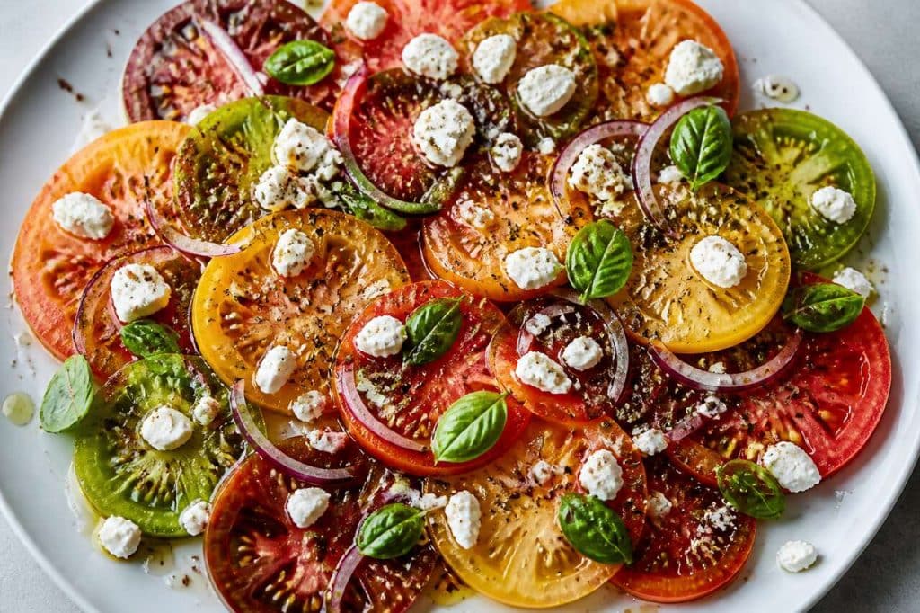 Carpaccio de tomates anciennes et feta : une recette fraîche et savoureuse